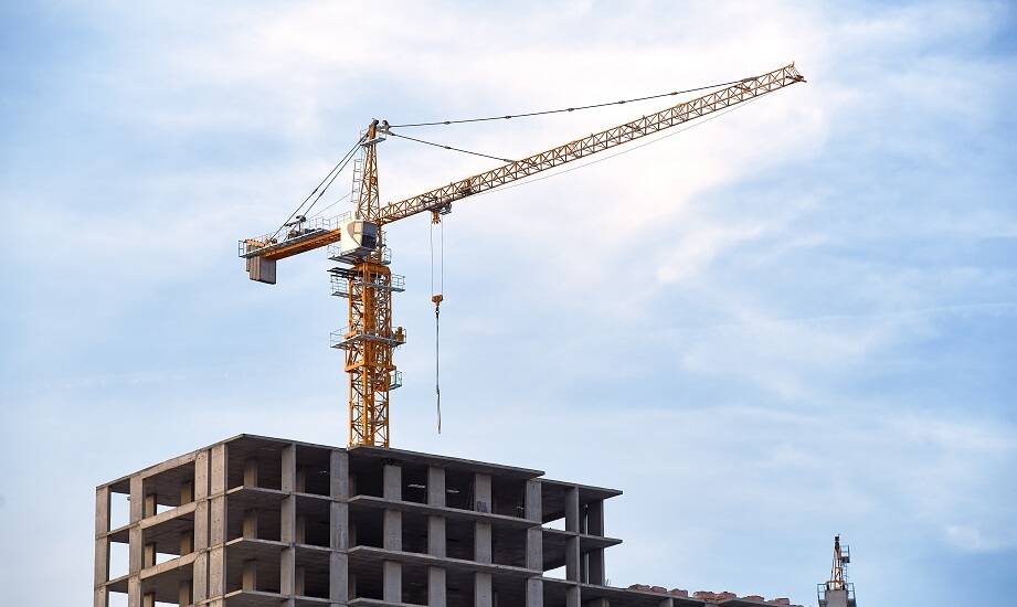 Rola kwalifikacji operatorów w wynajmie dźwigów – co warto wiedzieć?
