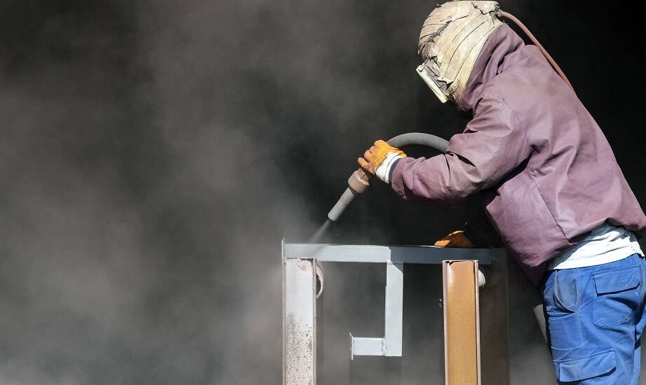 Wpływ czyszczenia strumieniowo-ściernego na wydajność przemysłową