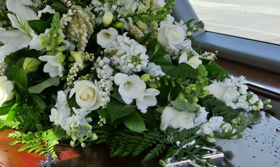 Jakie dekoracje są najczęściej stosowane podczas ceremonii pogrzebowych?