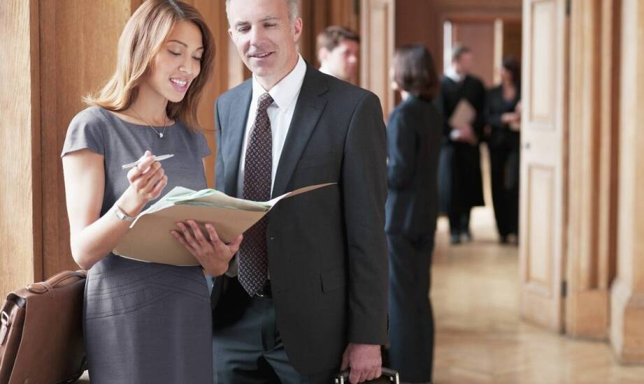 Jakie są kluczowe aspekty obsługi prawnej firm oferowane przez kancelarię adwokacką?