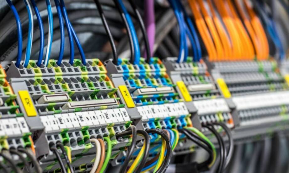 Instalacje elektryczne w budynkach zabytkowych – jakie wyzwania stoją przed inżynierami?