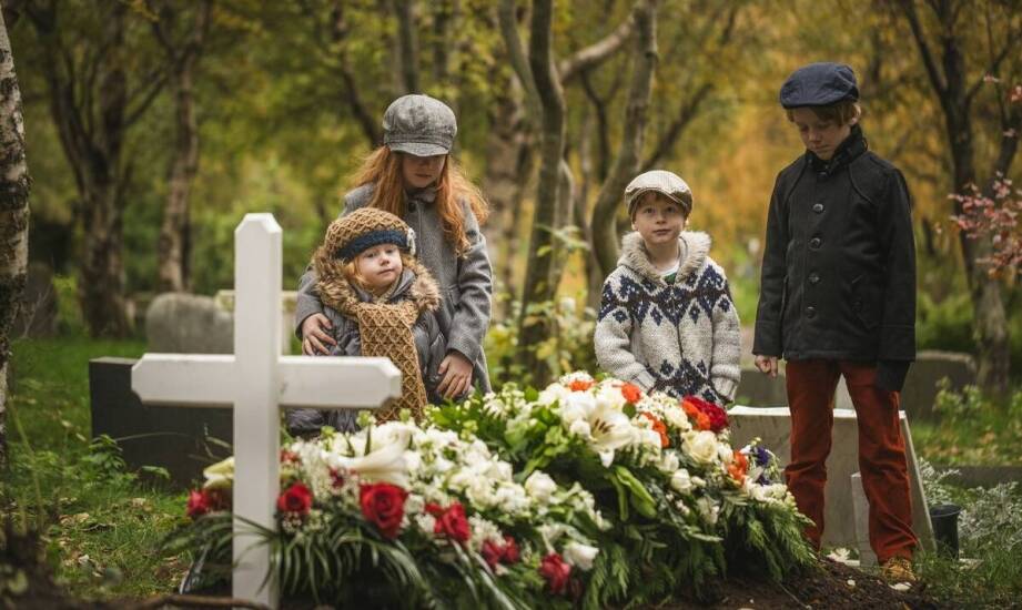 Jak zakład pogrzebowy może pomóc w dopełnianiu formalności po śmierci bliskiej osoby?