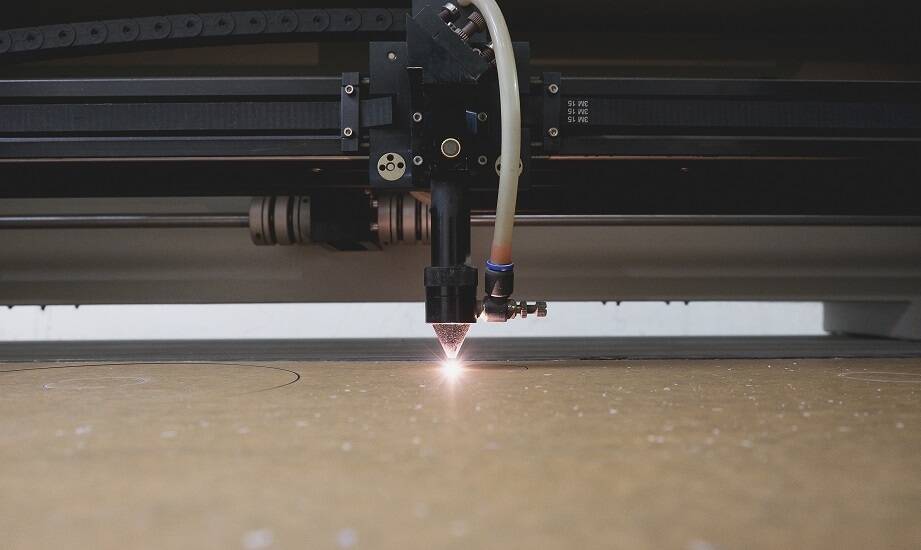 Jak cięcie laserowe przyczynia się do redukcji odpadów w produkcji okapów?