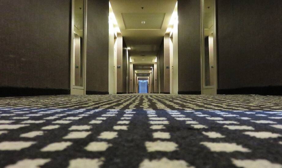 Jakie czynniki wpływają na wybór wykładzin hotelowych w projektach renowacyjnych?