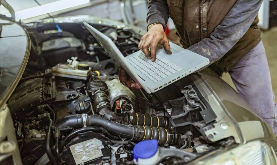 Czym zajmuje się mechanik podczas przeglądu technicznego auta?