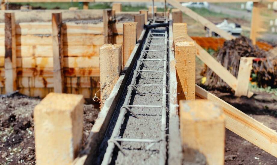 Wybór odpowiedniego betonu do fundamentów: Na co zwrócić uwagę?