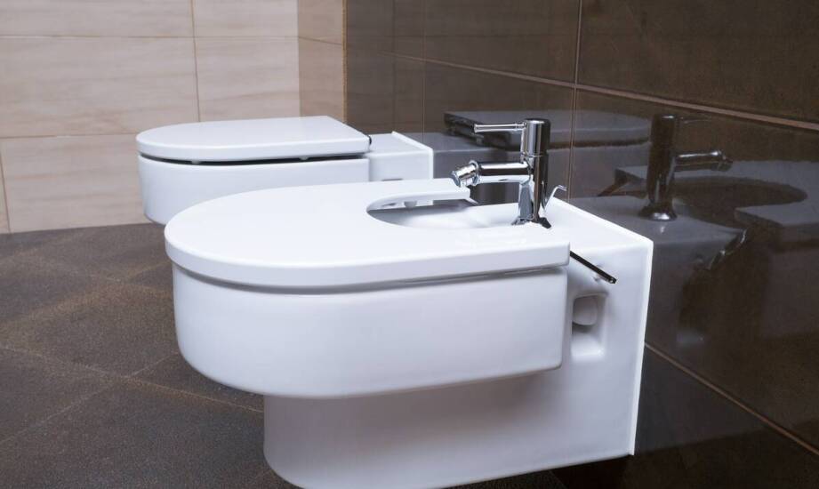 Dlaczego warto wybrać deskę WC z funkcją bidetu do małej łazienki?