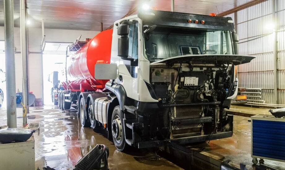 Jak serwisowanie systemów bezpieczeństwa wpływa na eksploatację ciężarówek?