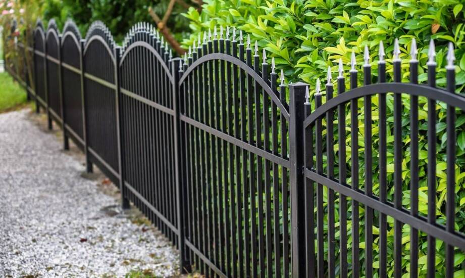 Wpływ jakości materiałów na trwałość ogrodzeń ze sztachet metalowych