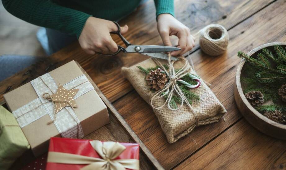 Wie bereitet man ein personalisiertes Weihnachtsgeschenk für einen Mitarbeiter vor?