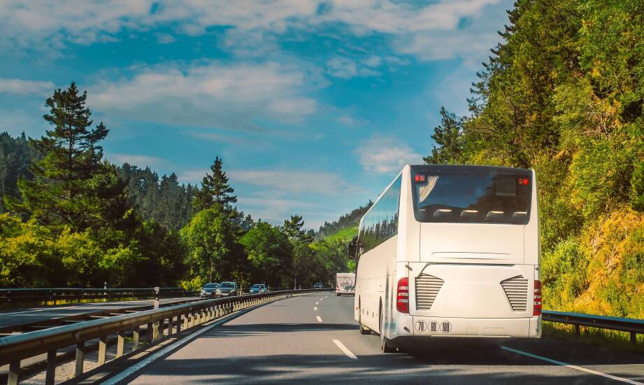 Największe zalety podróży autokarami