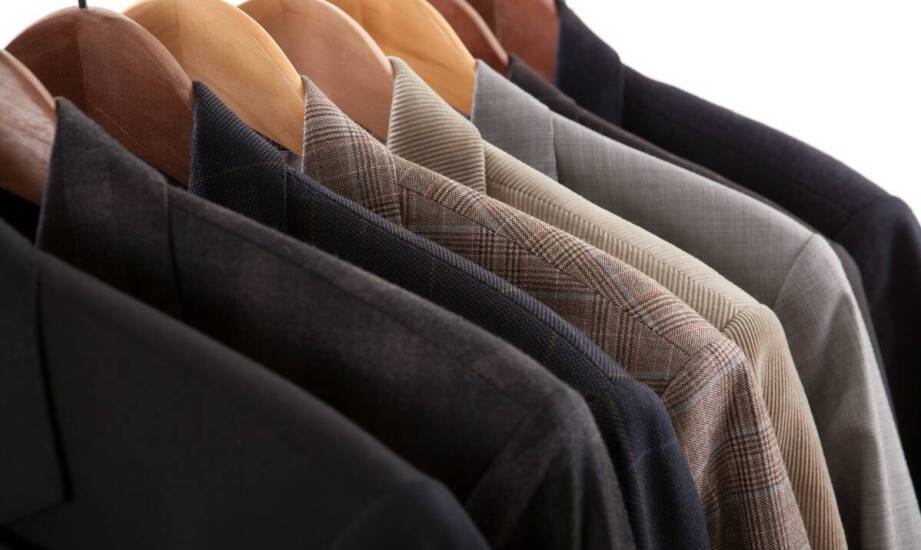 Różnorodność wzorów i kolorów garniturów w kratkę męskich – na co postawić?