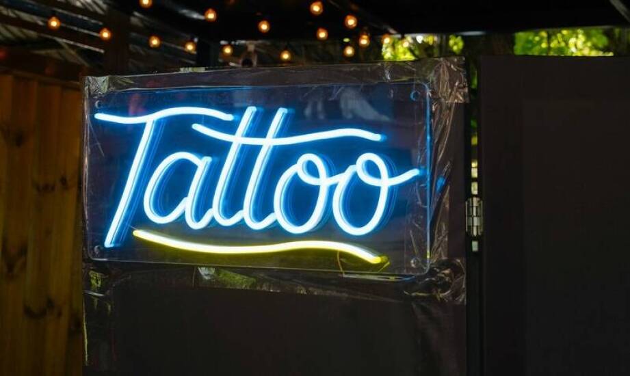 Jakie czcionki najlepiej sprawdzają się w neonach do domu?