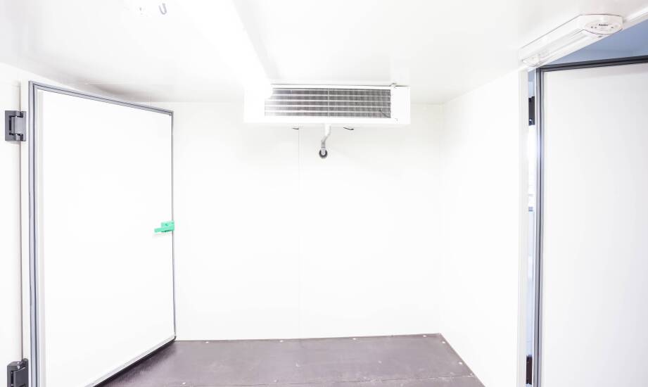 Jak nowoczesne technologie wspierają budowę chłodni mroźni w obiektach handlowych?