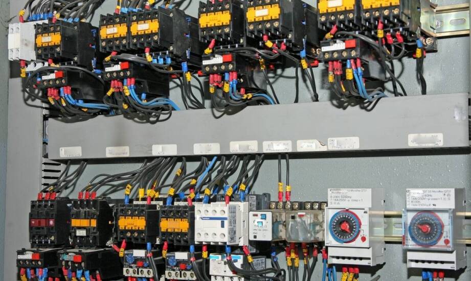 Przekaźnik czasowy jako kluczowy element w systemach zarządzania budynkami