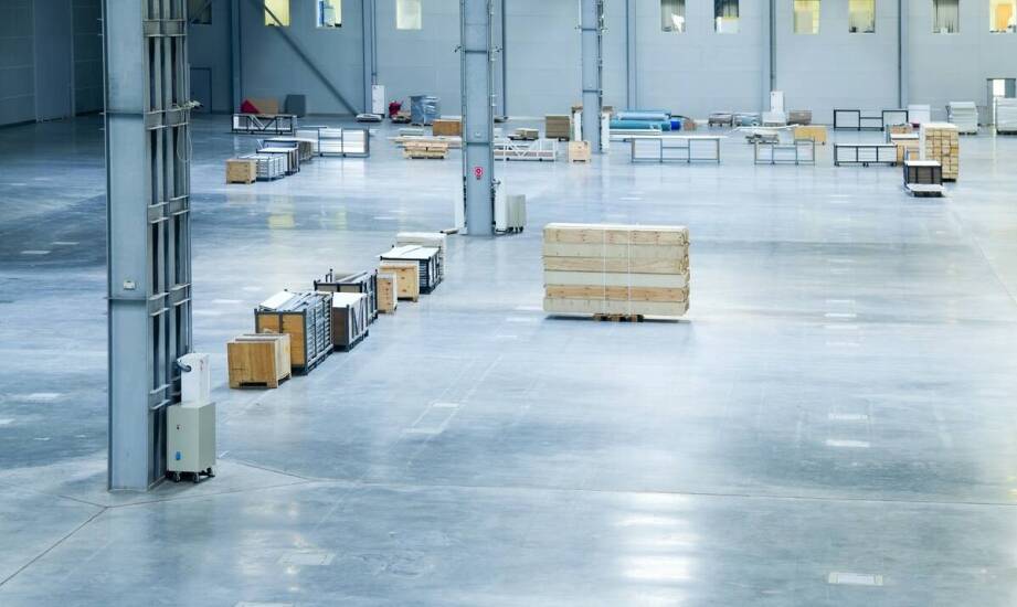 Sprzątanie hal produkcyjnych: jakie środki i techniki stosować dla najlepszych efektów?