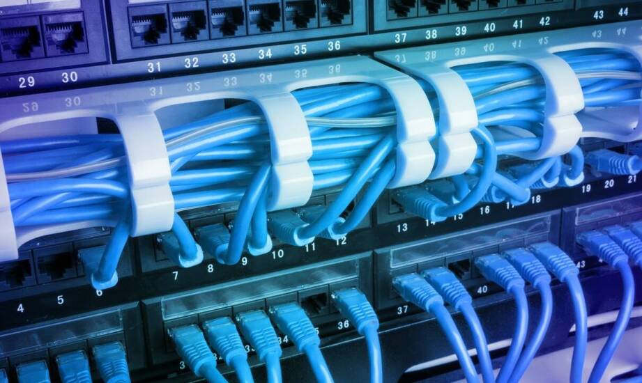 Jakie narzędzia wspierają budowę sieci teleinformatycznych dla biznesu?