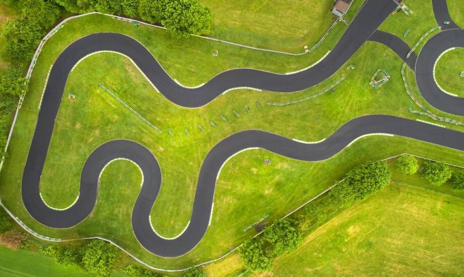 Porównanie cen jazdy gokartami na różnych torach kartingowych we Wrocławiu