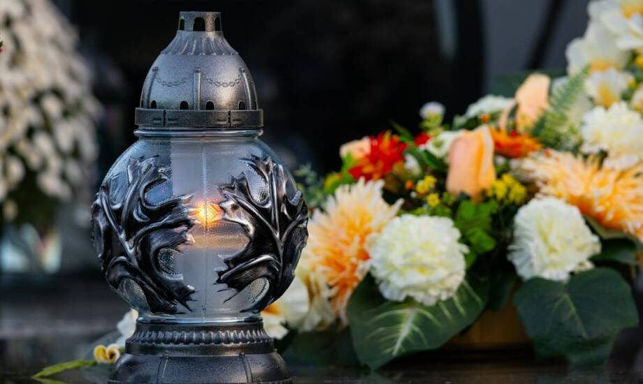 Jakie są różnice między pochówkiem a kremacją w kontekście usług pogrzebowych?