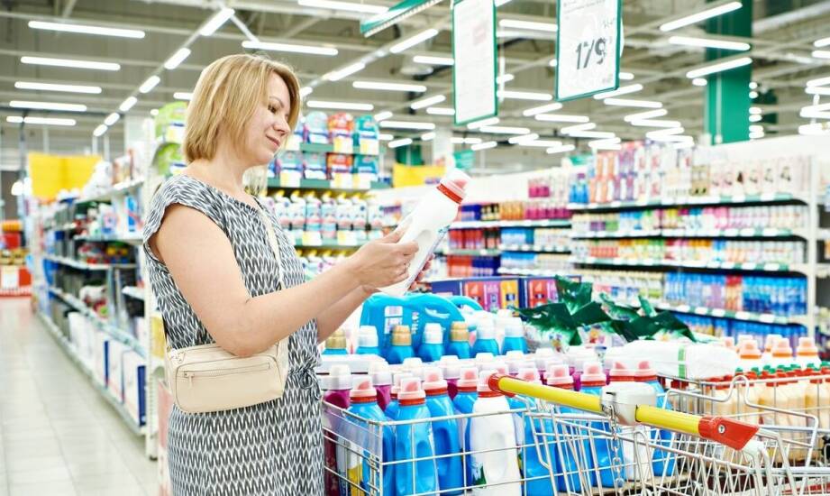 Wpływ perfumowanych płynów do płukania tkanin na trwałość kolorów