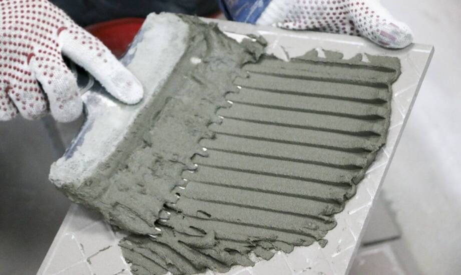 Jak kleje do płytek wpływają na trwałość montażu ceramicznych powierzchni?
