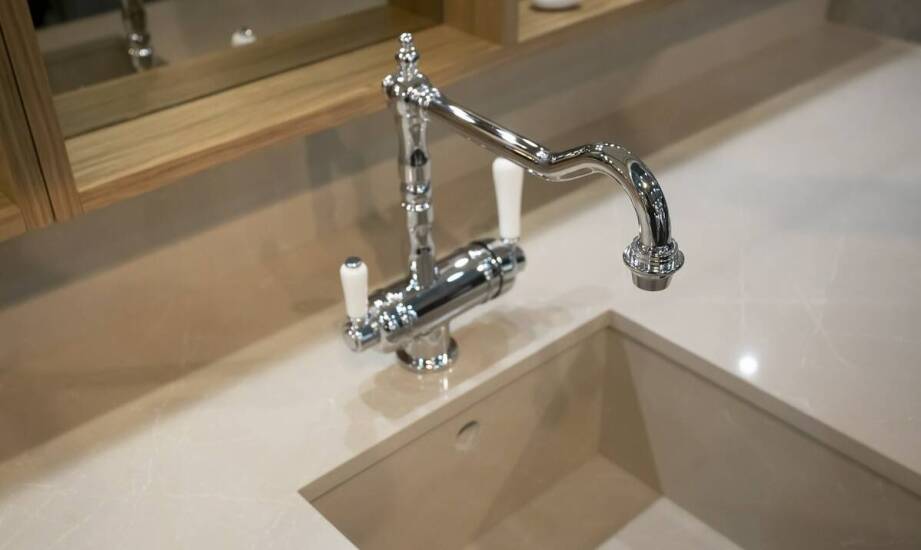 Trawertynowe blaty łazienkowe – klasyka w nowoczesnym wydaniu