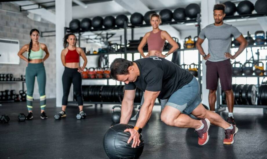 Vorteile des Besuchs eines Fitnessstudios im Kontext der Erreichung gesundheitlicher Ziele