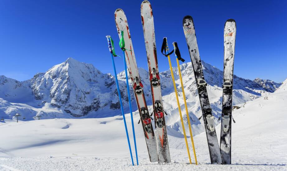 Zimowe wyprawy: dlaczego warto zainwestować w dobry bagażnik na narty?