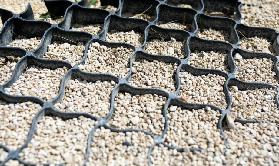 Jak eko kratka na podjazd zmniejsza ryzyko powstawania kałuż?