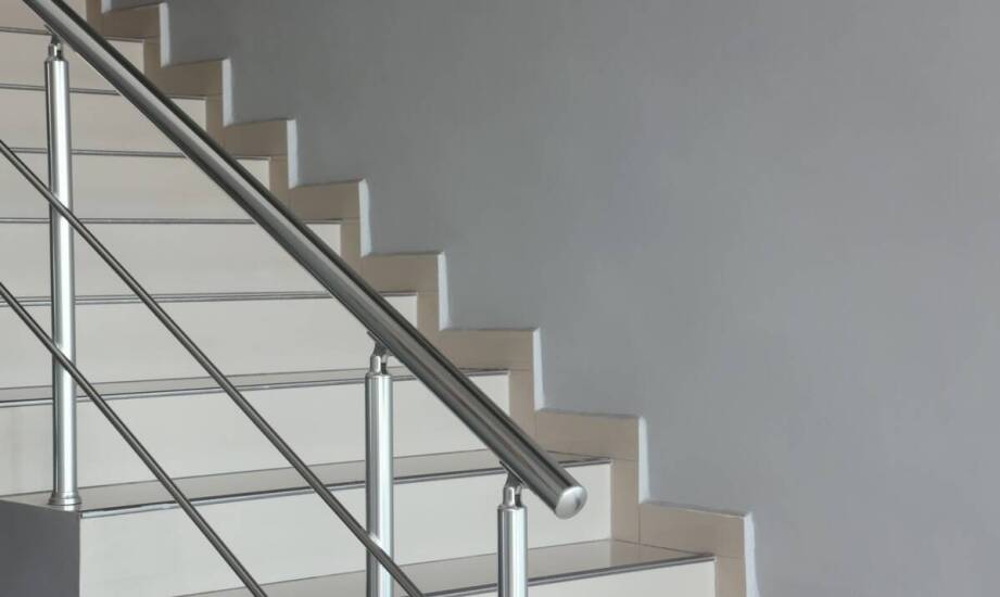 Schody zewnętrzne ze stali nierdzewnej a bezpieczeństwo użytkowników