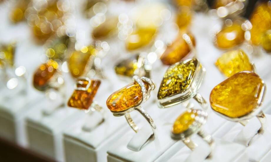 Wisiorki z bursztynu – jak rozpoznać autentyczność kamienia?