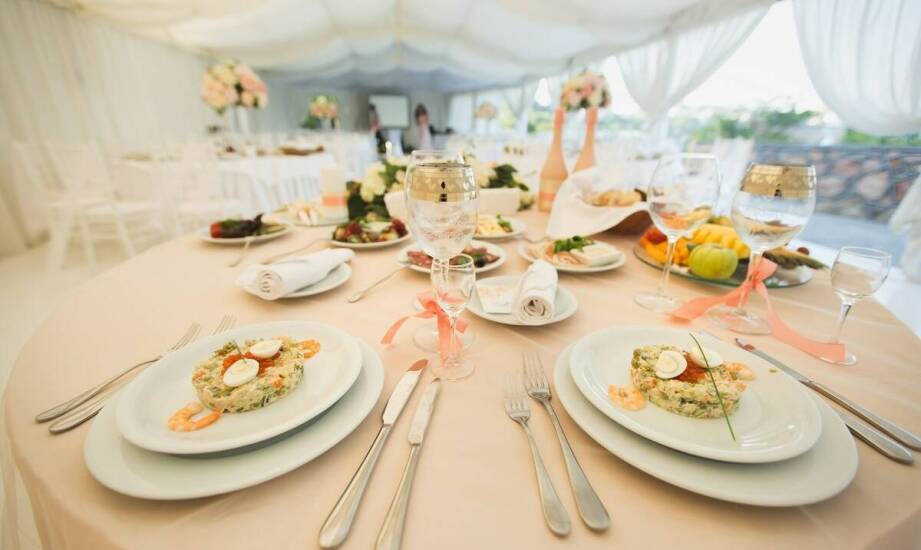 Organizacja cateringu Chrzanów na wesela – jak dopasować menu do oczekiwań pary młodej?