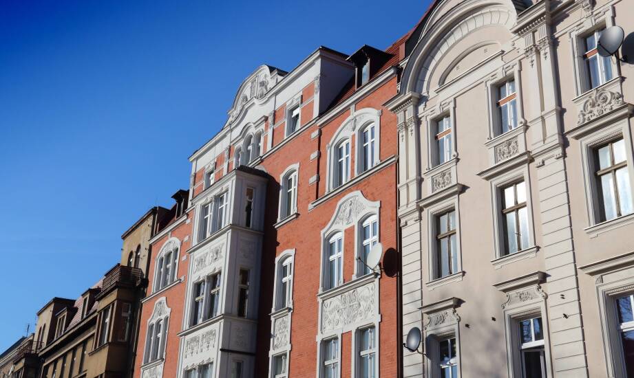 Jak uniknąć problemów przy sprzedaży kamienicy zadłużonej do skupu?