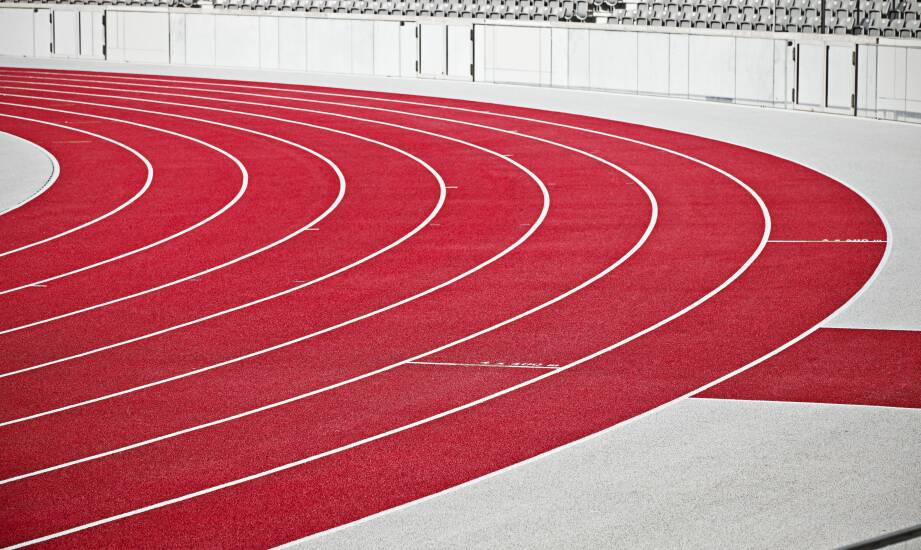 Jakie wyzwania napotykamy przy czyszczeniu różnych typów nawierzchni sportowych?