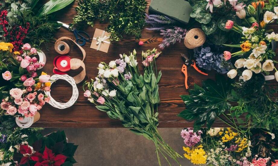Tradycyjne i nowoczesne formy wieńców pogrzebowych w florystyce funeralnej