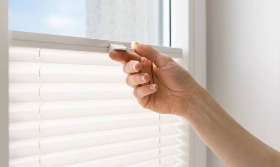 Funkcjonalność rolet wewnętrznych plisowanych w domach z dziećmi