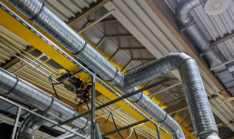 Technologie wspierające efektywne chłodzenie hal przemysłowych