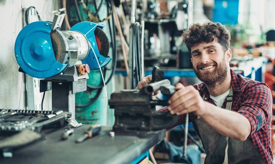 Znaczenie precyzyjnego ostrzenia frezów dla producentów stolarki budowlanej