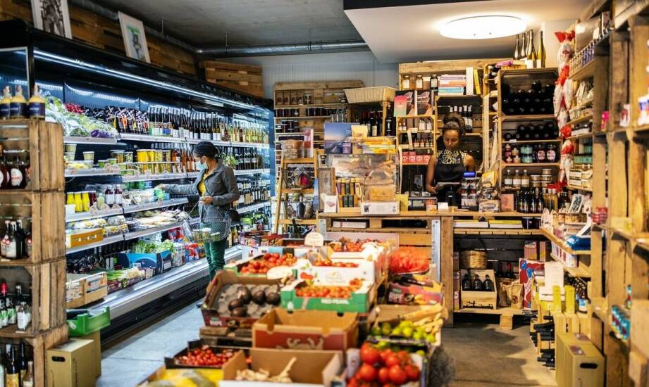 Jak zakupy w lou sklepie stacjonarnym wspierają lokalną społeczność?