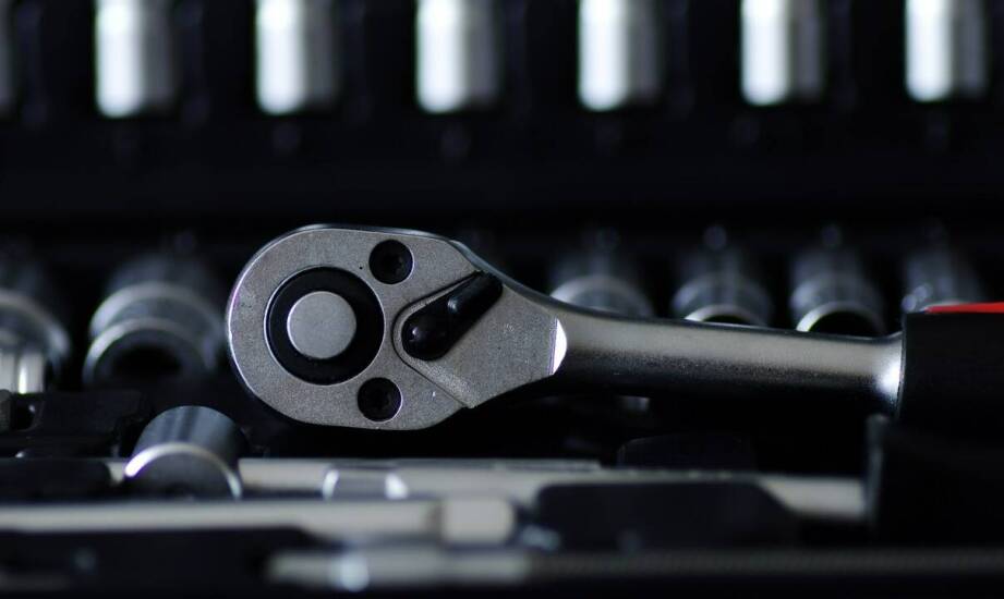 Klucz m14 – idealne narzędzie do montażu i demontażu elementów budowlanych