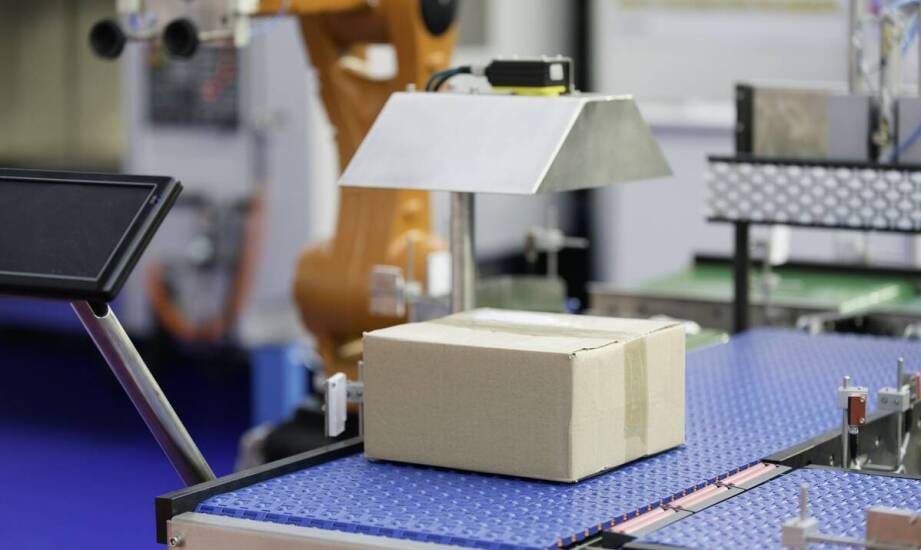 Zintegrowane systemy pakowania z użyciem robotów z pudełek kartonowych: zalety i wyzwania