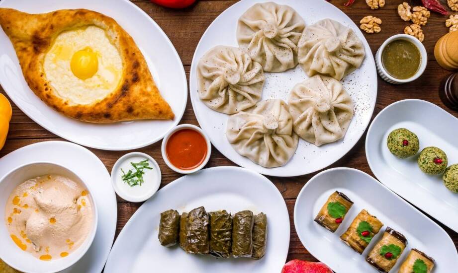 Klasyczne vs nowoczesne wzory talerzy do podawania owoców pokrojonych na talerzu