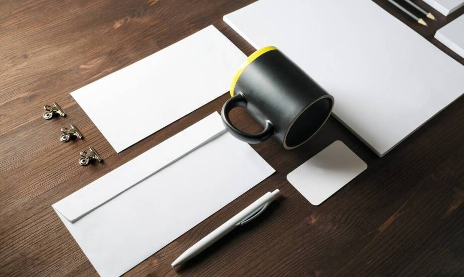 Zastosowanie naklejek na sztuki w eventach – jak mogą przyciągnąć uwagę?