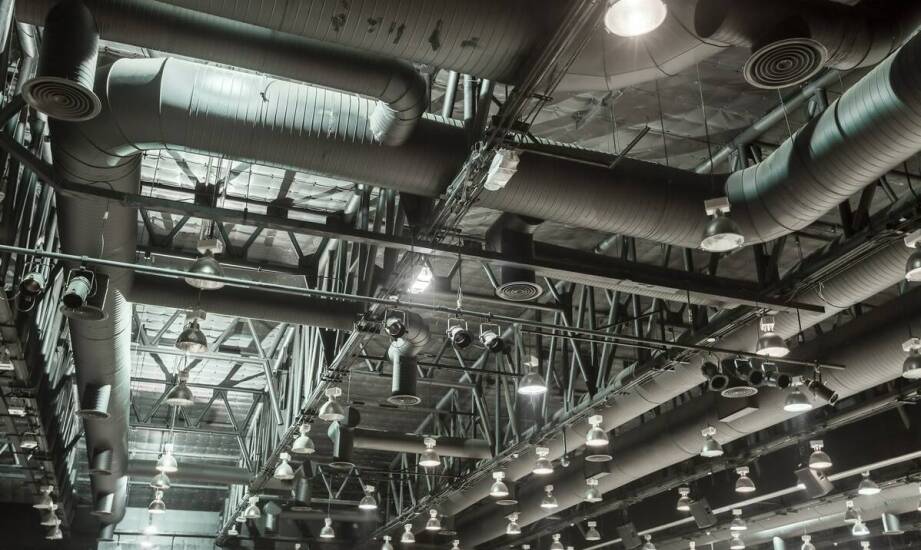 Rury wentylacyjne a ich rola w redukcji hałasu w systemach HVAC