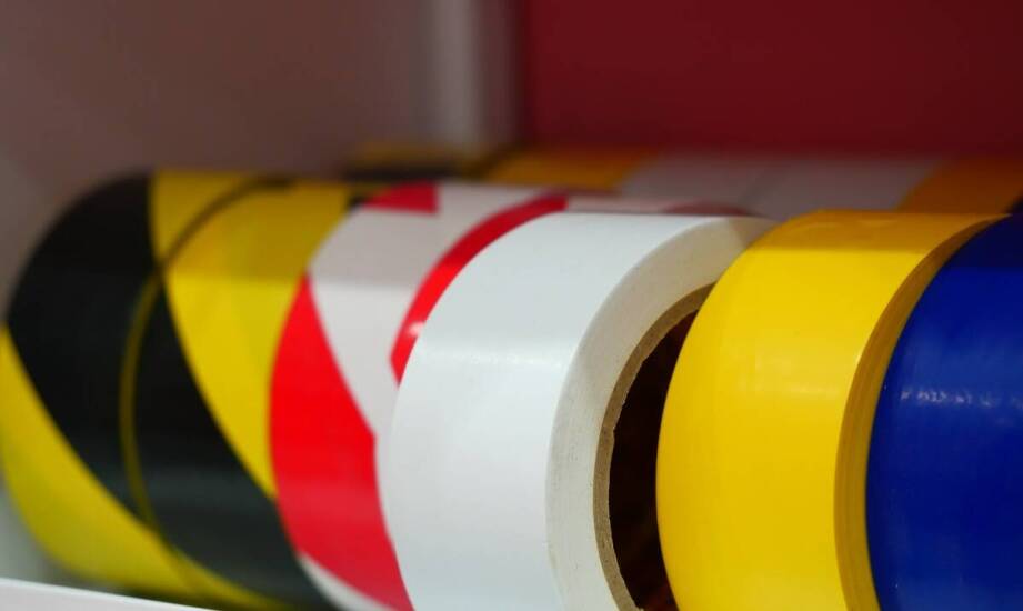 Jakie są zalety stosowania naklejek "Nieupoważnionym wstęp wzbroniony" w strefach zagrożenia?