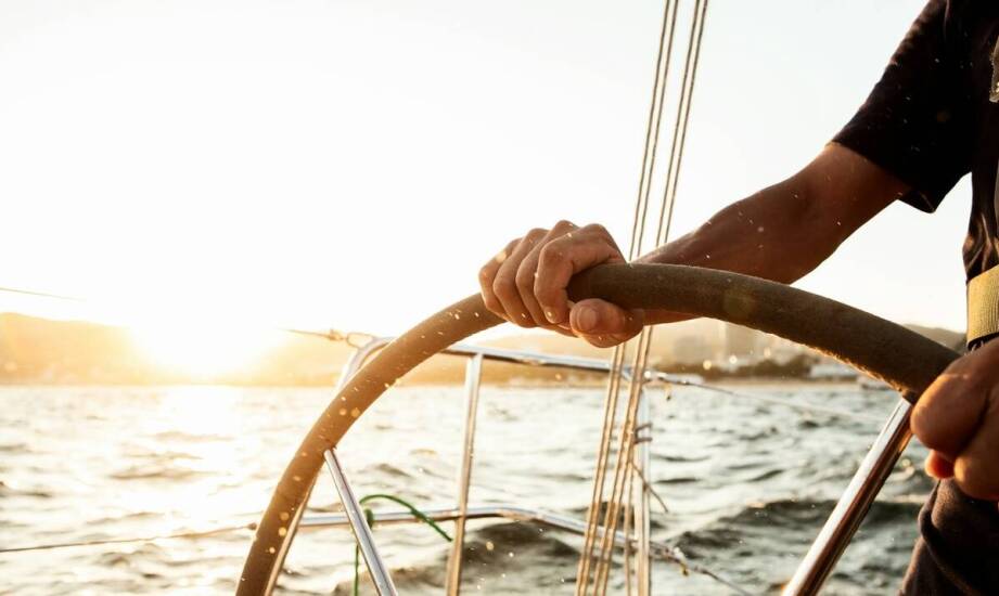 Koordynacja działań z bosakiem jachtowym podczas manewrów przy kei