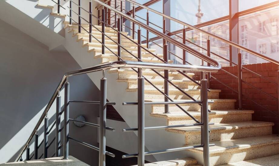 Jakie są kluczowe zalety schodów metalowych w architekturze miejskiej?