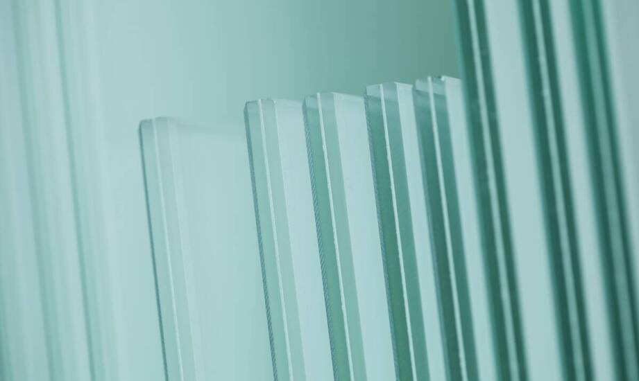 Jak czarna płyta pleksi może zwiększyć atrakcyjność witryn sklepowych?