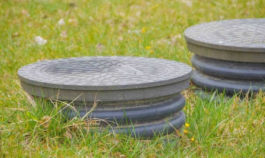 Jakie są główne zalety gotowych szamb betonowych dla małych działek budowlanych?