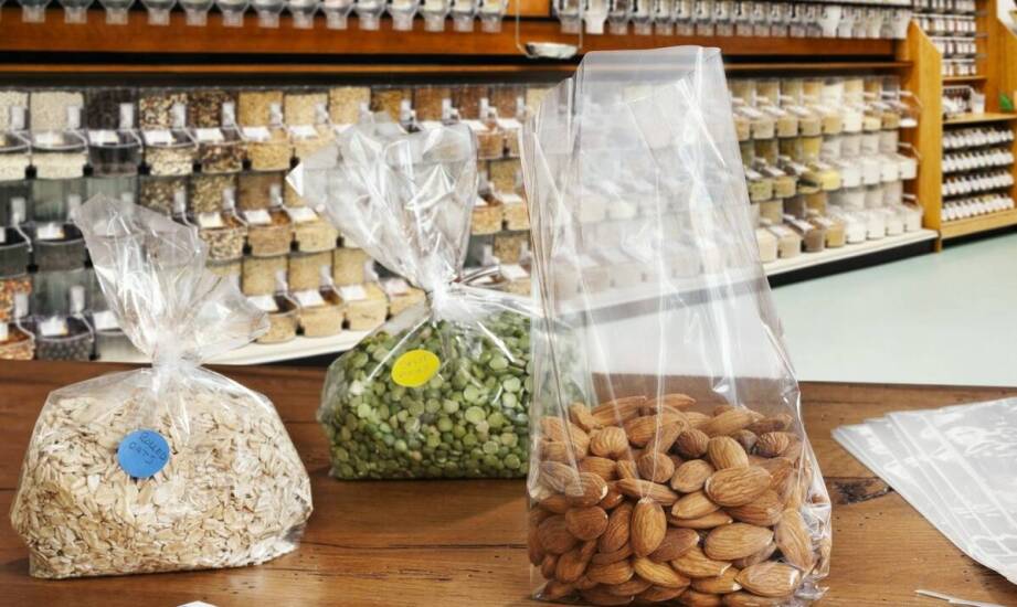 Różnorodność kopert z okienkiem i bez - które wybrać dla swojej firmy?